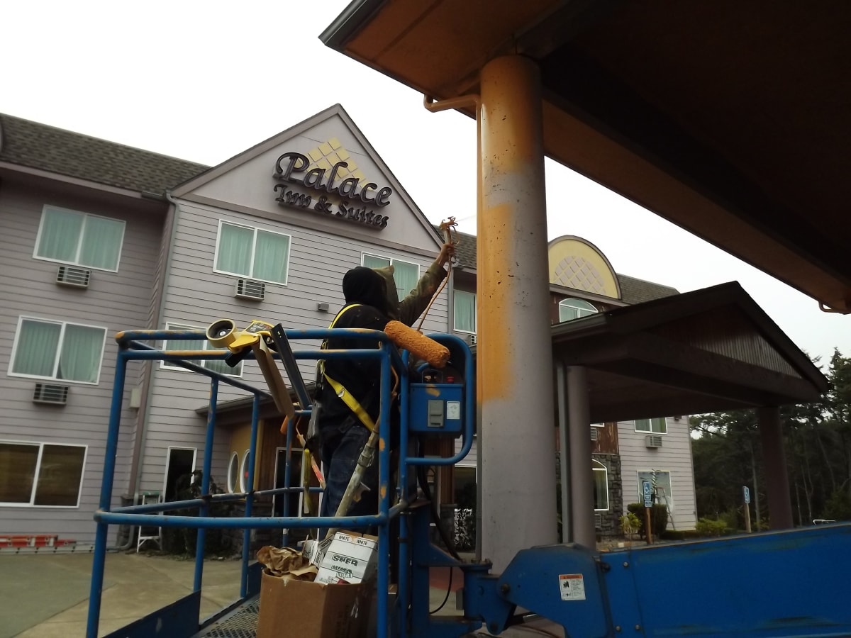 Palace Inn Hotel Exterfior Repaint Lincoln City, OR Gallery Image