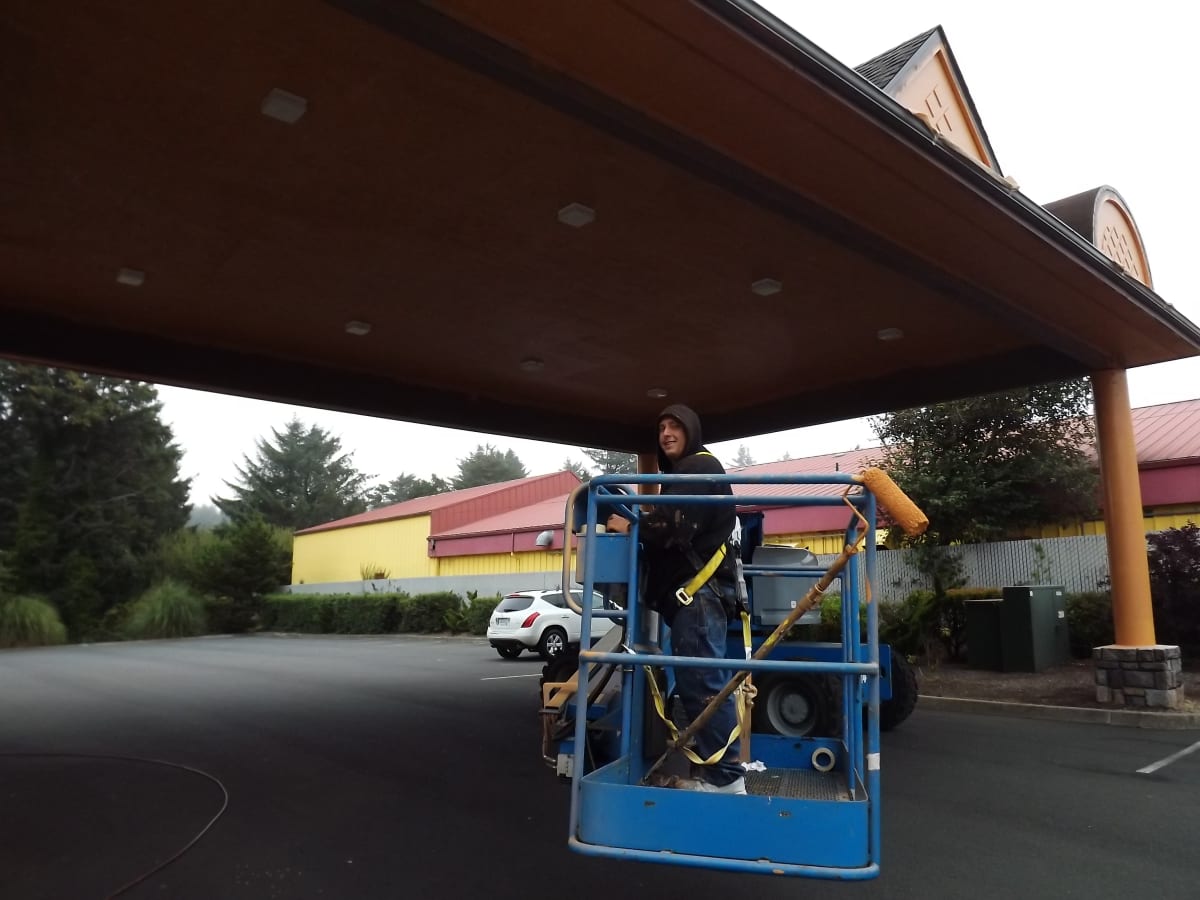 Palace Inn Hotel Exterfior Repaint Lincoln City, OR Gallery Image