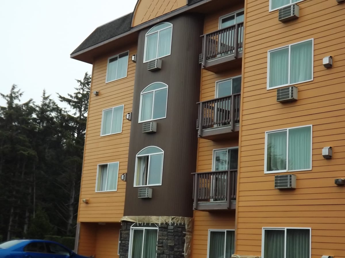 Palace Inn Hotel Exterfior Repaint Lincoln City, OR Gallery Image