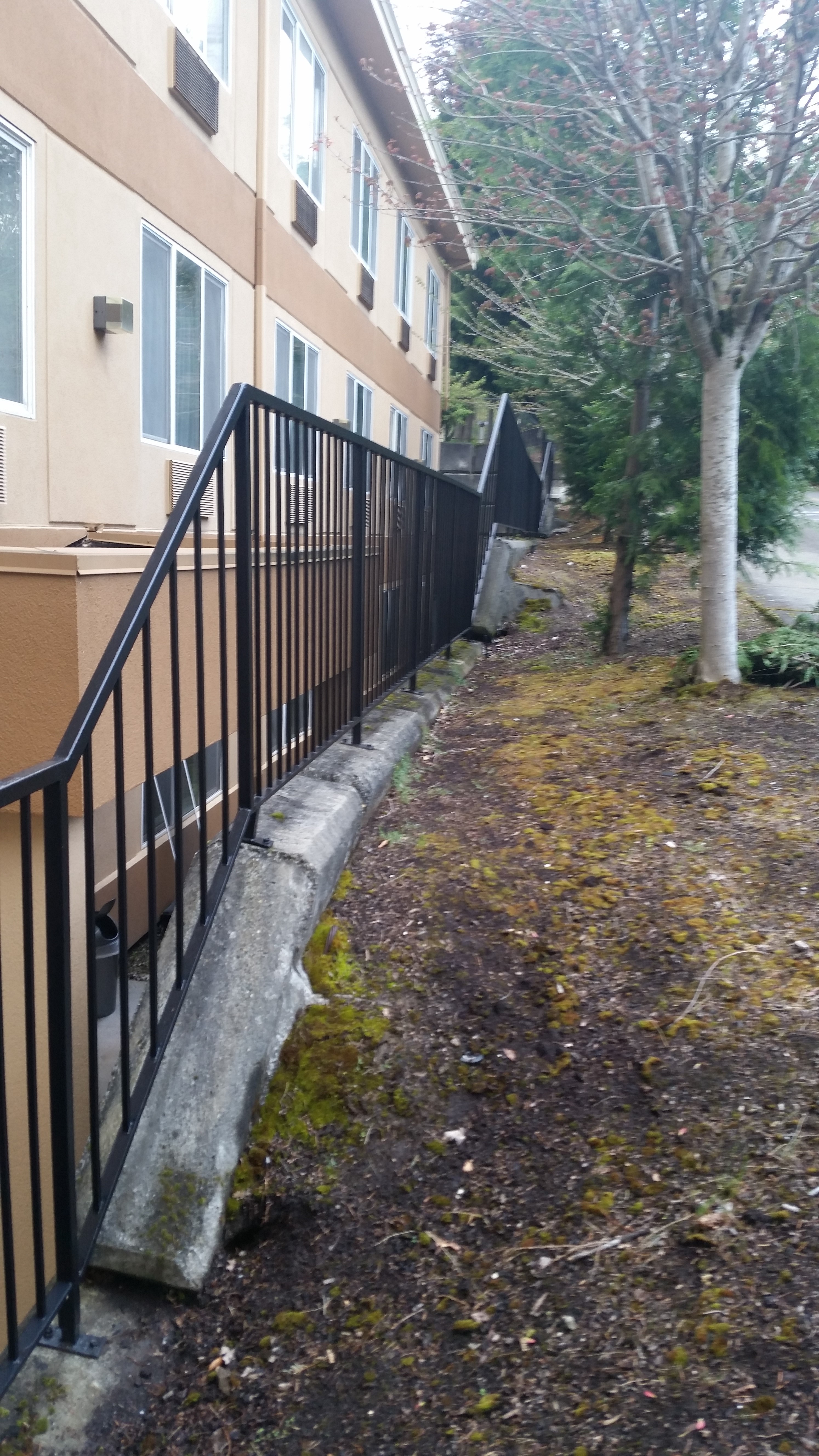 Comfort Inn Beaverton Exterior Fence Project
