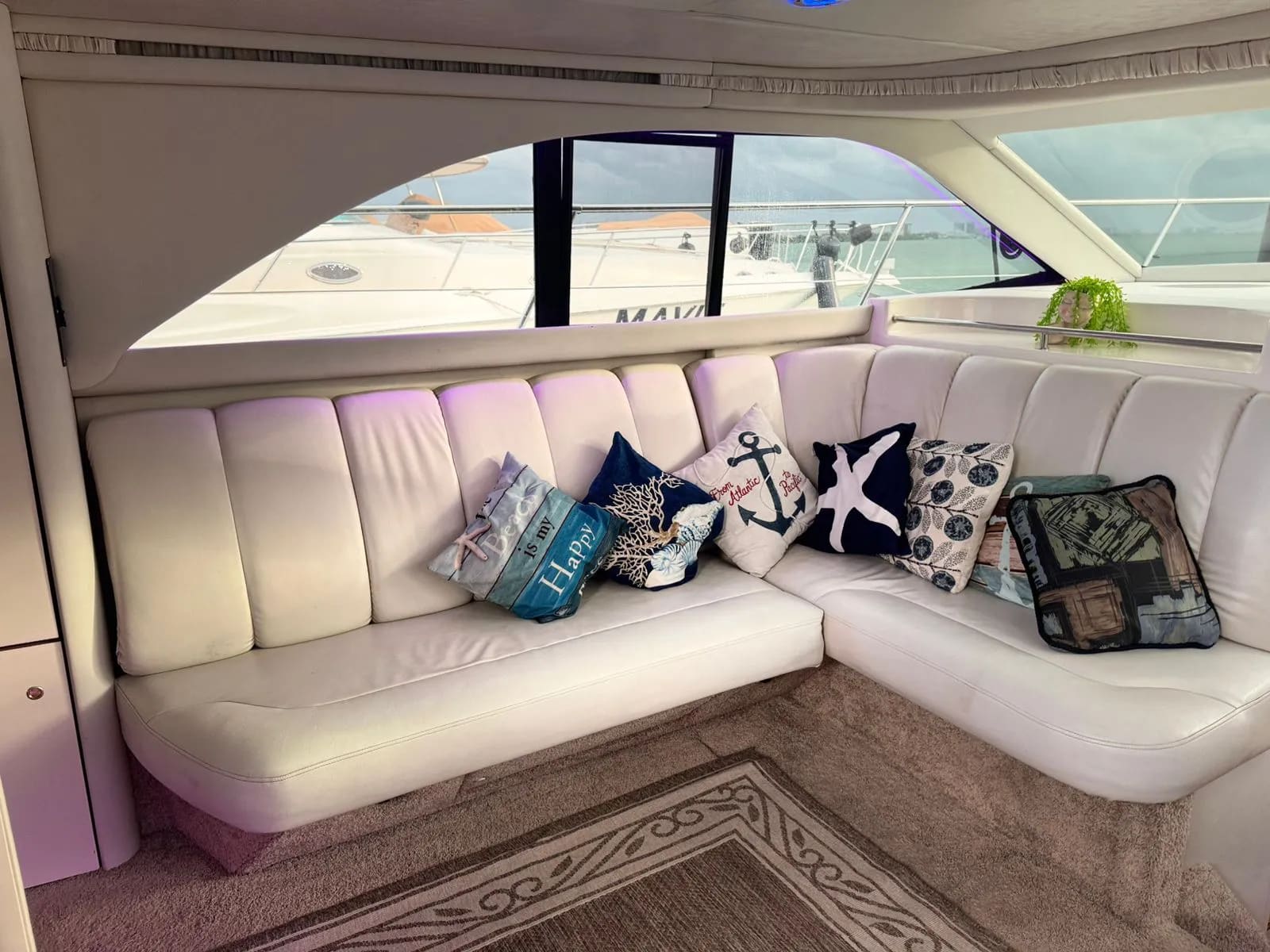 Yate Explorer disponible para renta en Cancún 11