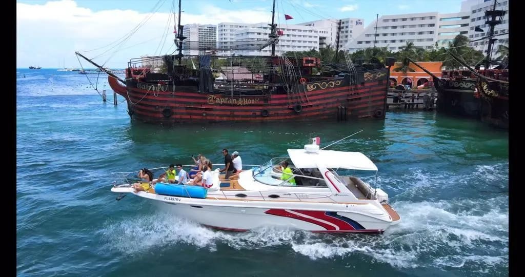 Yacht Lazy Dayz available for rental in Cancún 14