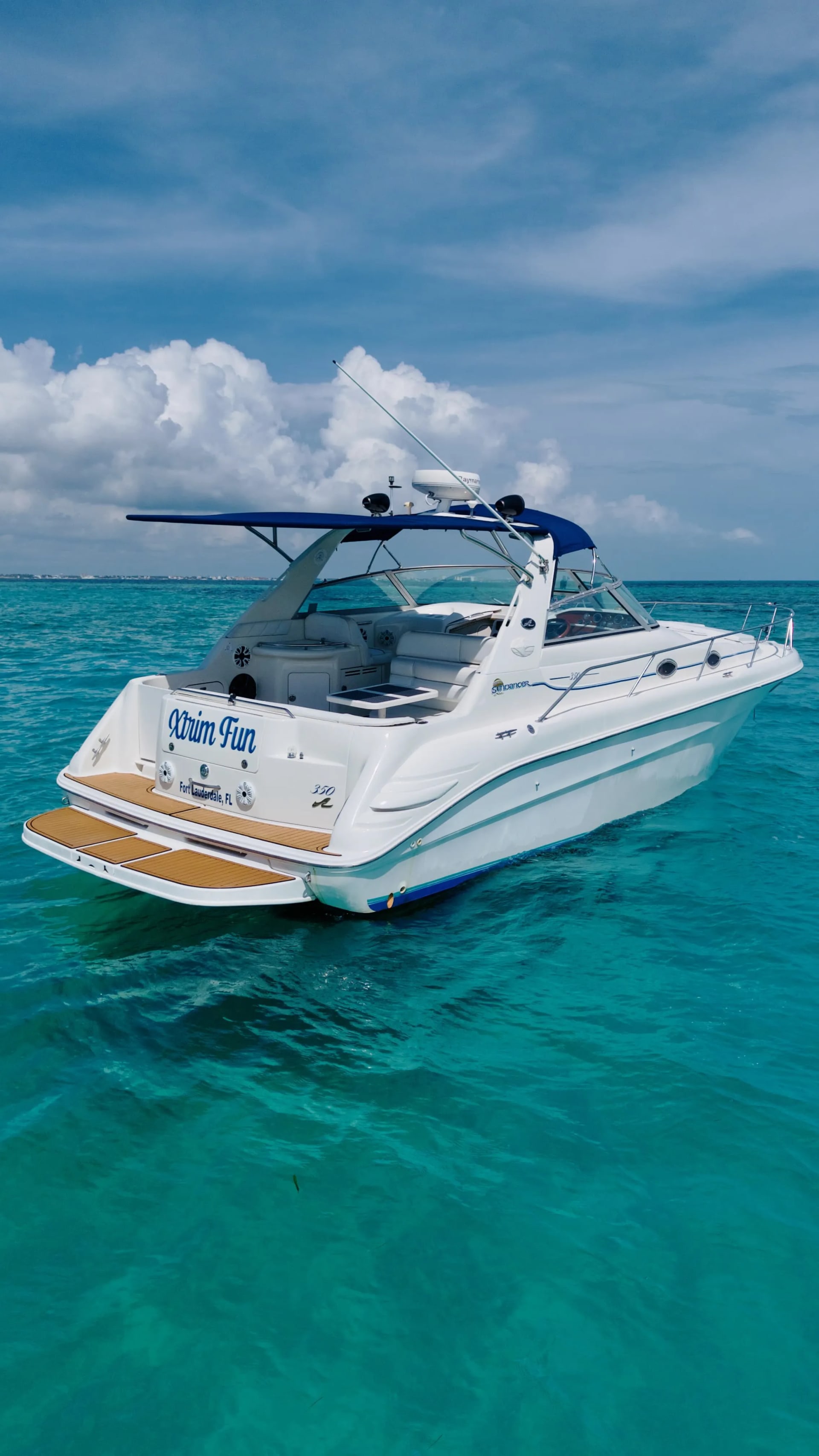 Xtreme Fun — Yate deportivo de 48 pies con paddle surf — combina aventura y descanso para grupos de amigos.