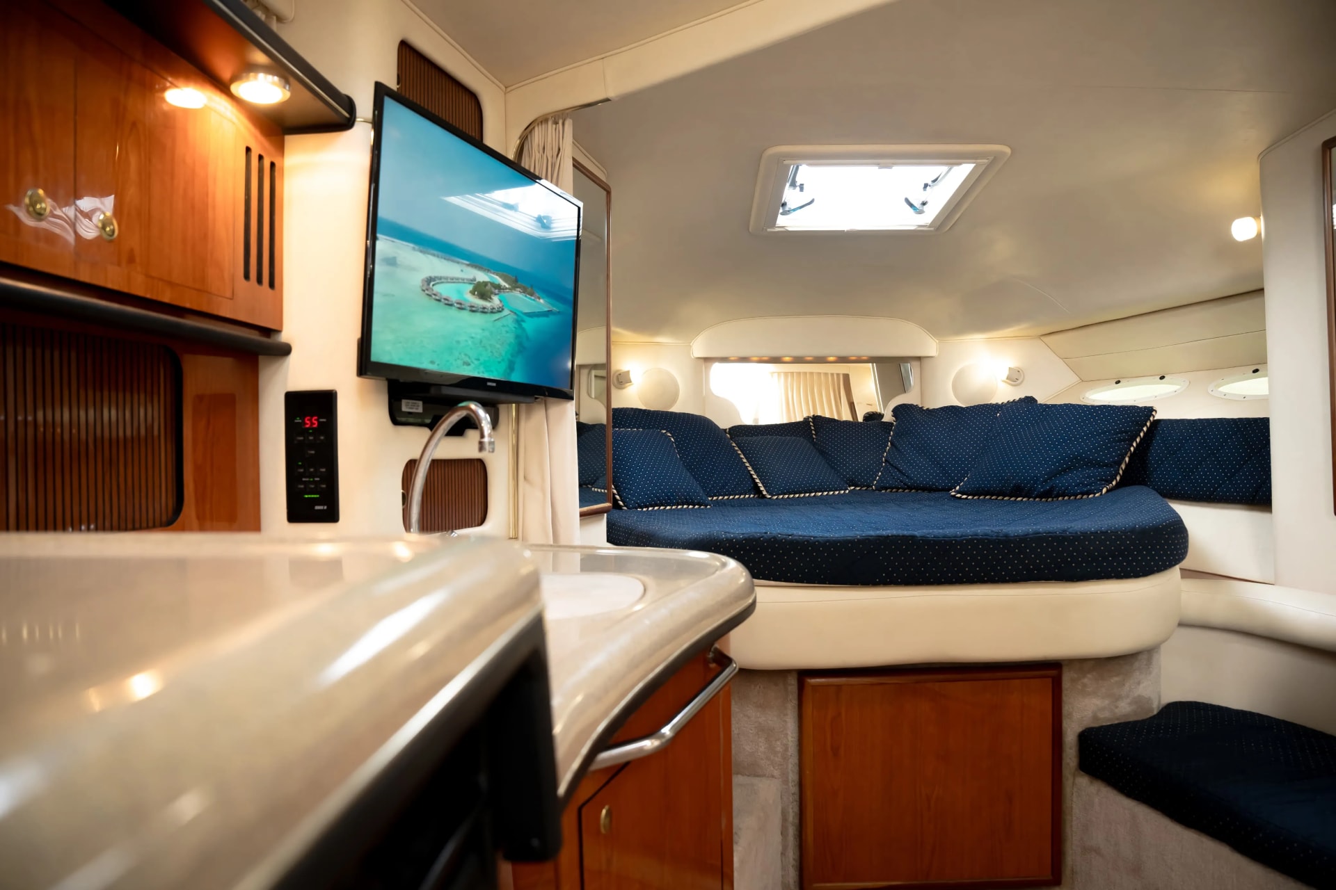 Yacht Arina Irina available for rental in Cancún 3