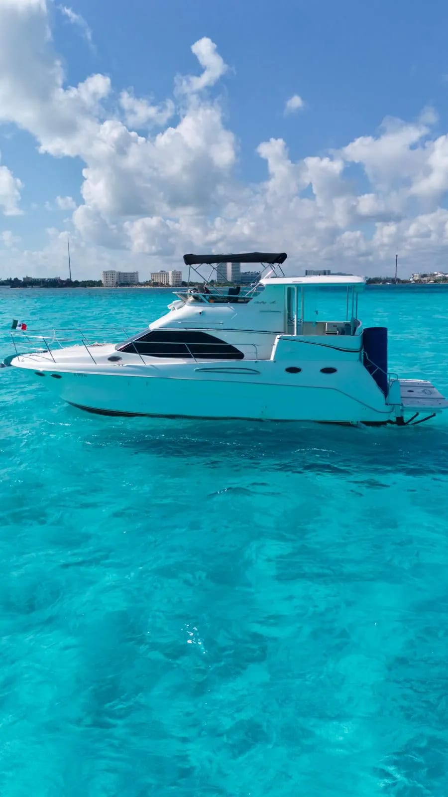 Yate Explorer disponible para renta en Cancún 4