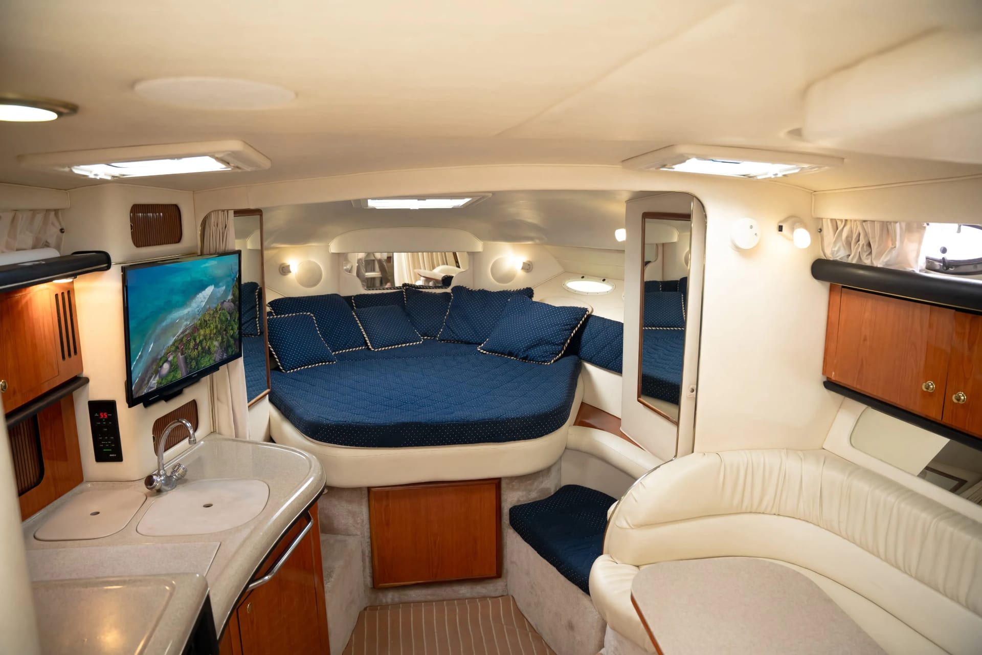 Yacht Arina Irina available for rental in Cancún 7