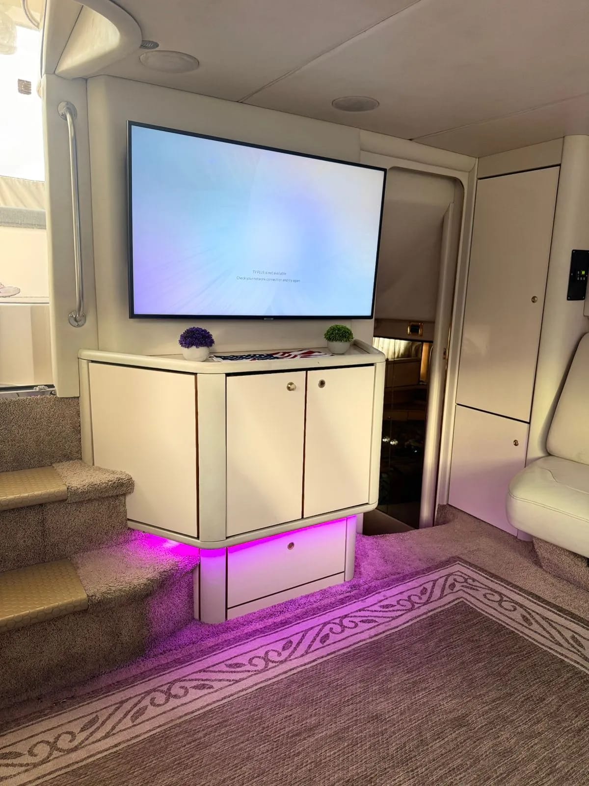 Yacht Explorer available for rental in Cancún 9
