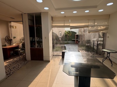 Casa amplia con jardín, terraza y sala luminosa ideal para reuniones y sesiones creativas