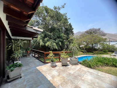 Un terrazas de lujo con un piscina al aire libre y vistas panorámicas espectaculares. Ideal para eventos tales como bodas