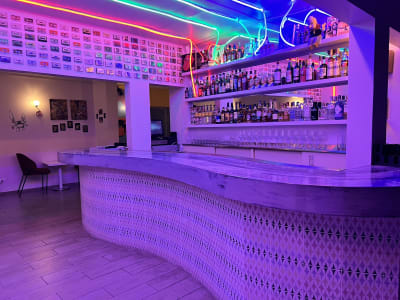 Bar retro con decoración pop art