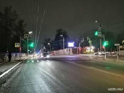 В Орле пенсионер на кроссовере сбил мужчину с ребёнком на руках