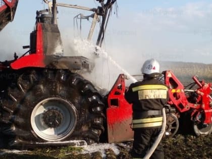 Под Орлом в чистом поле сгорел комбайн