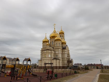 Митрополит Тихон совершил Литургию Преждеосвященных Даров в Вятском Посаде в день памяти преподобного Алексия, человека Божия