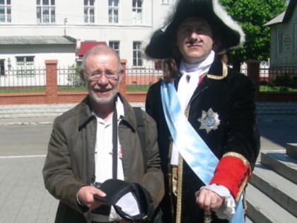 Дарит людям праздник