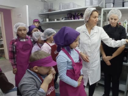 Дети из семей переселенцев посетили мастер-класс по изготовлению мороженого в Орле