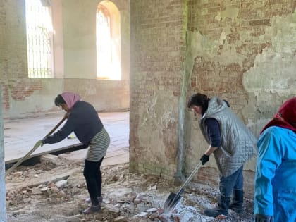 35 добровольцев очистили от зарослей полуразрушенный храм в Дмитровском районе