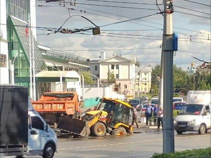 Фотофакт: в Орле утопили трактор