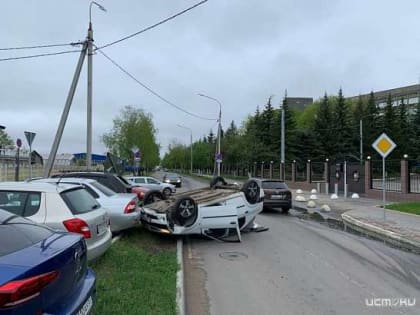 В Орле перевернулась машина