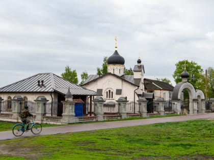 В день памяти великомученика Георгия Победоносца Владыка Тихон совершил Литургию в Георгиевском храме в Кромском районе