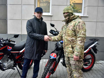 Жители Орловской области поддерживают военных мотоциклами и провизией