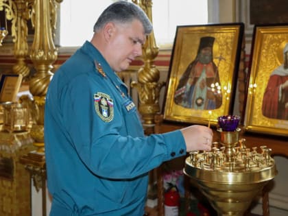 В праздник иконы Божией Матери «Неопалимая Купина» сотрудники орловского МЧС посетили молебен в Ахтырском кафедральном соборе