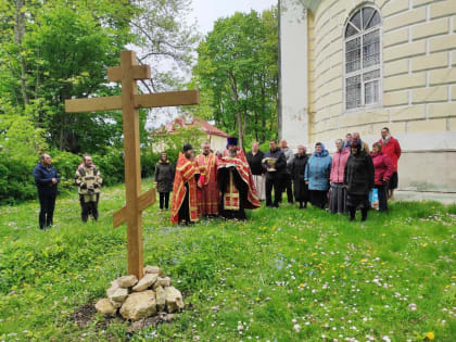 В музее-заповеднике «Спасское-Лутовиново» освящен поклонный крест. Он установлен на месте упокоения священнослужителей