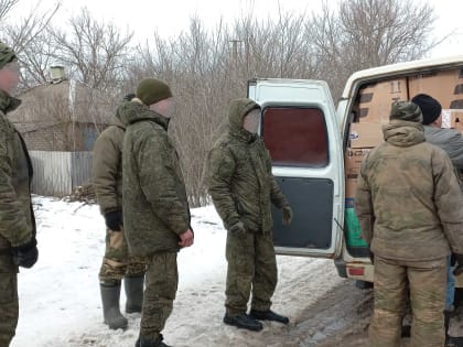 Орловский священник передал бойцам СВО посылки и письма от родственников
