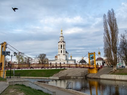 В праздник Светлого Христова Воскресения Владыка Тихон совершил Пасхальную великую вечерню в Богоявленском соборе Орла