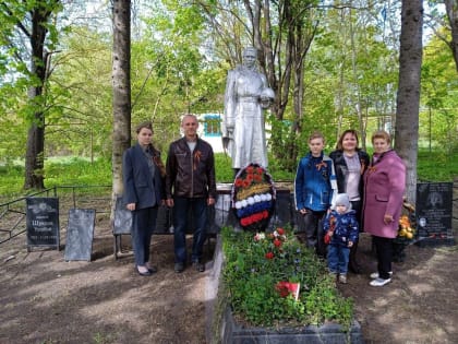 В честь 78-ой годовщины Победы советского народа в Великой Отечественной войне 1941-1945 годов на территории Залегощенского района состоялось возложение венков и цветов к братским 