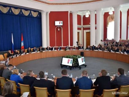 На повестке дня 47 вопросов, и многим из них суждено было стать предметом спора. В орловском областном совете народных депутатов прошло 18-е заседание народных избранников