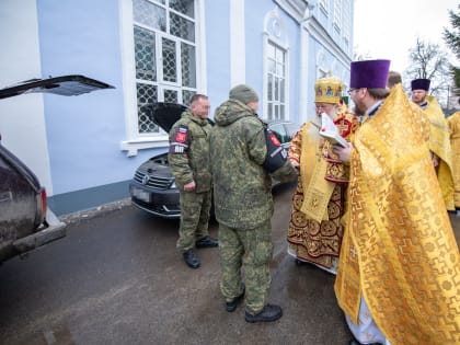 Митрополит Тихон освятил служебные автомобили военных полицейских