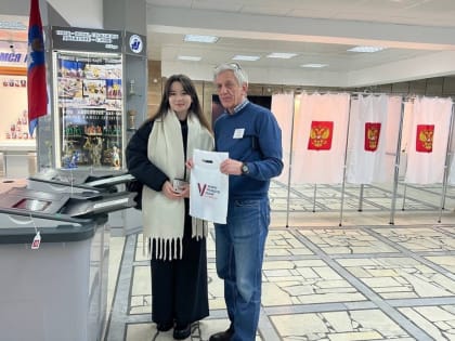 Молодежь приходит на избирательные участки, чтобы сделать свой первый выбор