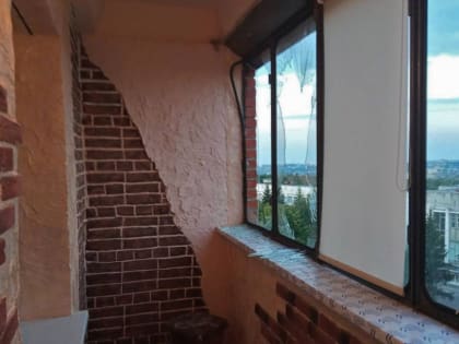 Беспилотник ВСУ врезался в многоэтажный дом в Курске