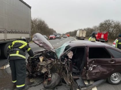 Под Орлом «Приора» врезалась в грузовик