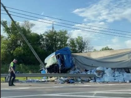 Под Орлом в лобовом столкновении грузовиков пострадали два водителя