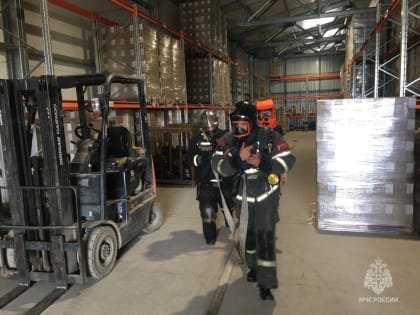 Орловские огнеборцы отработали алгоритм взаимодействия во время пожара на производстве