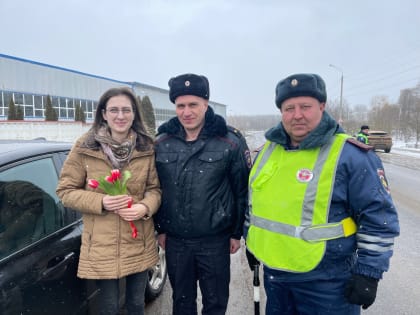 Заместитель начальника МО - начальник ОРЛС  МО МВД России «Мценский» подполковник полиции Андрей Андросов и сотрудники Госавтоинспекции МО МВД России «Мценский» в преддверии Междун