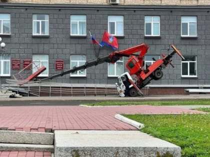 В Орле возле здания регионального правительства рухнула автовышка