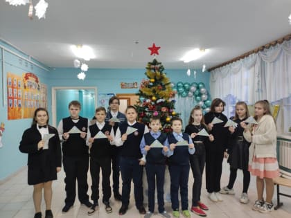 В предверии новогодних праздников коллектив МБОУ "Тельченская СОШ" , дети и их родители отправил в зону СВО подарки,