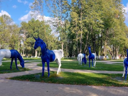 В тенистых аллеях