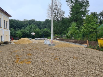 В Волково ведутся работы по благоустройству территории, прилегающей к Краснооктябрьской школе.