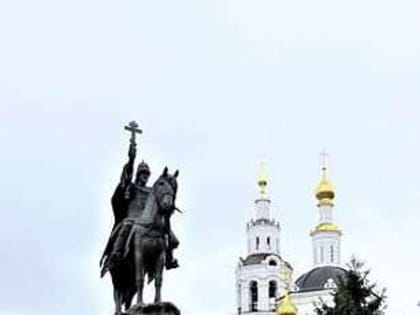 Реконструкция Красного моста продолжает подкидывать городу неоднозначные ситуации. На сей раз под раздачу попал памятник Ивану Грозному, а точнее полянка, на которой он расположен