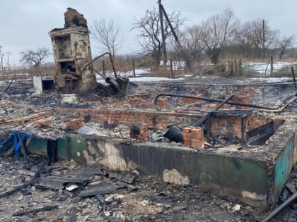 В Урицком районе дотла сгорел жилой дом, погиб молодой мужчина