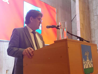 Новым почетным гражданам и гражданам, чьи имена внесены в Книгу Почета вручили знаки отличия.