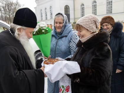 Митрополит Тихон освятил крест и купол для столетнего храма в Кромском районе