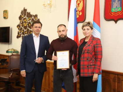 Военнослужащего наградили грамотой за организацию в зоне СВО голосования на губернаторских выборах