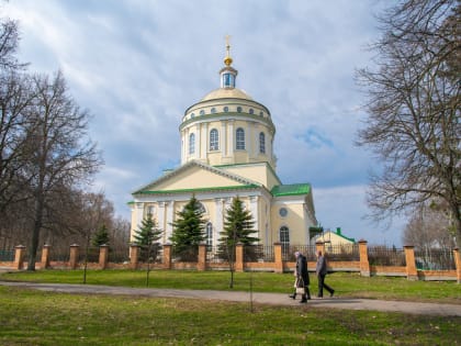 В Вербное воскресенье Владыка Тихон совершил Литургию в Успенском (Михаило-Архангельском) соборе Орла