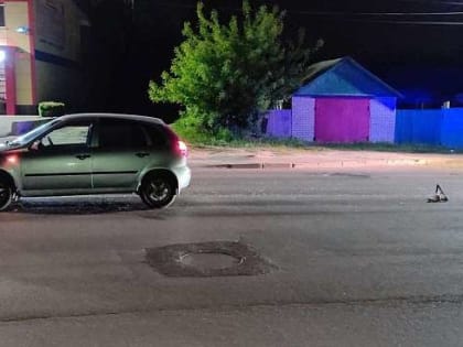 В Орле автомобиль наехал на работника дорожной службы, ремонтировавшего колодец