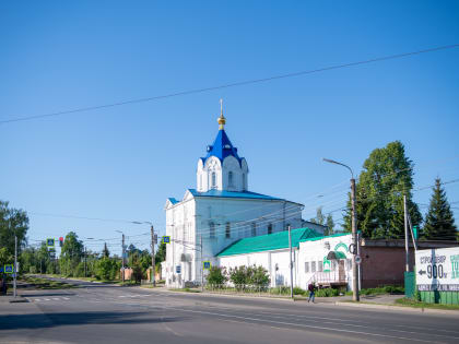 В Неделю жен-мироносиц митрополит Тихон совершил Литургию в Введенском женском монастыре в Орле