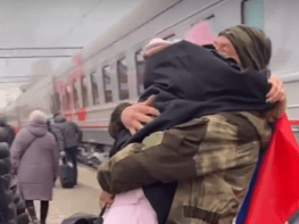 Орловчанка поделилась видеозаписью, где встретила вернувшегося с фронта отца